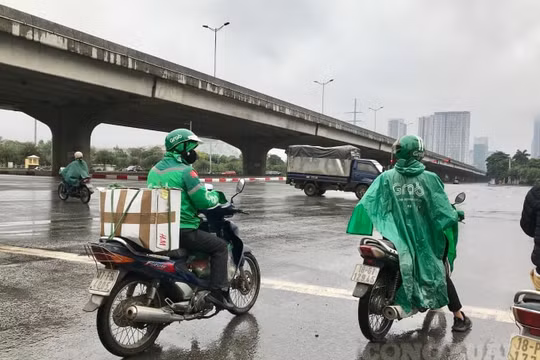 Lái xe công nghệ, 'shipper' chật vật mưu sinh giữa đại dịch Covid-19