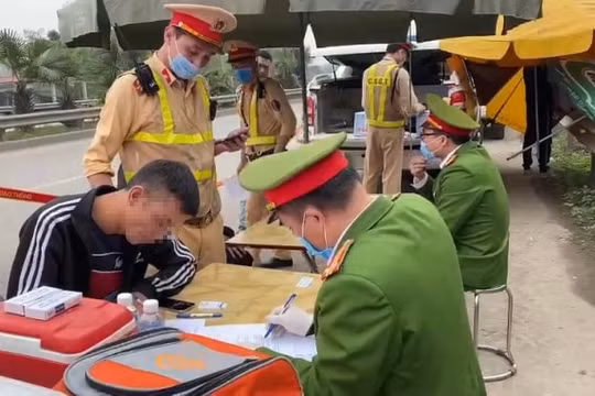 Phát hiện 1 lái xe dương tính với ma tuý trong ngày đầu tiên ra quân xử lý “ma men”, “con nghiện”