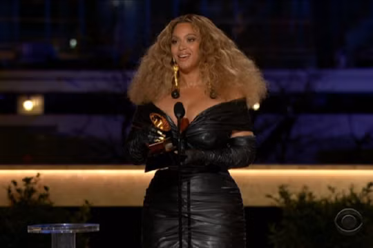 Beyoncé trở thành nữ nghệ sĩ dành nhiều giải nhất trong lịch sử Grammy