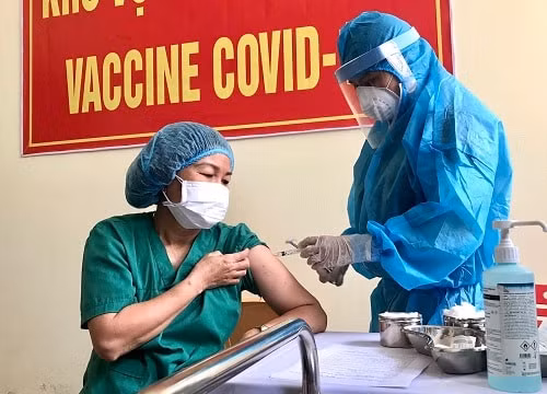 Sáng 15/3, không có ca mắc COVID-19 mới, ghi nhận 2 trường hợp phản ứng nặng sau tiêm vắc xin