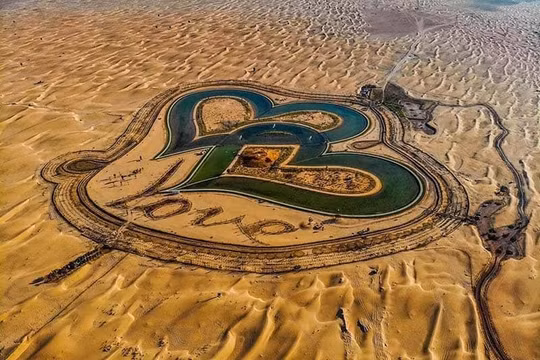 Hồ tình yêu tuyệt đẹp giữa sa mạc ở Dubai