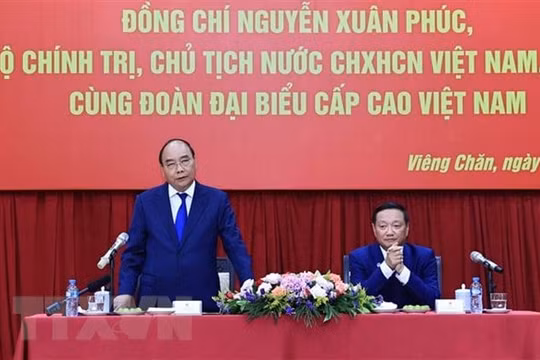 Chủ tịch nước gặp gỡ đại diện cộng đồng và doanh nghiệp Việt Nam tại Lào