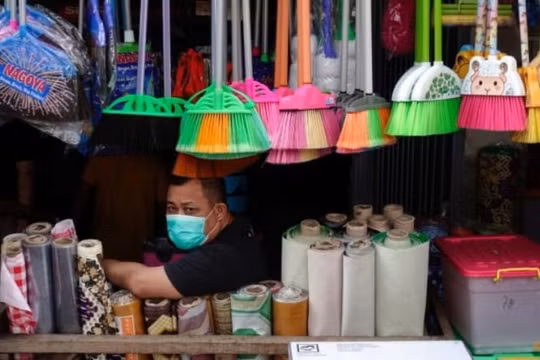 Indonesia lần thứ hai kéo dài hạn chế COVID-19