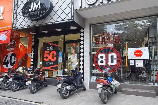 Black Friday: Thưa thớt khách mua, các cửa hàng đẩy mạnh bán online