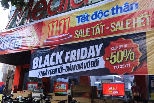 Black Friday: Phố mua sắm vẫn vắng khách dù "sale off chạm đáy"