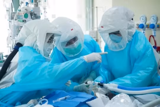 Thái Lan cân nhắc tiêm các liều vắc xin tăng cường cho nhân viên y tế