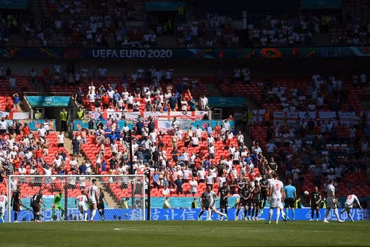 Cổ động viên nguy kịch khi ngã từ khán đài sân vận động Wembley