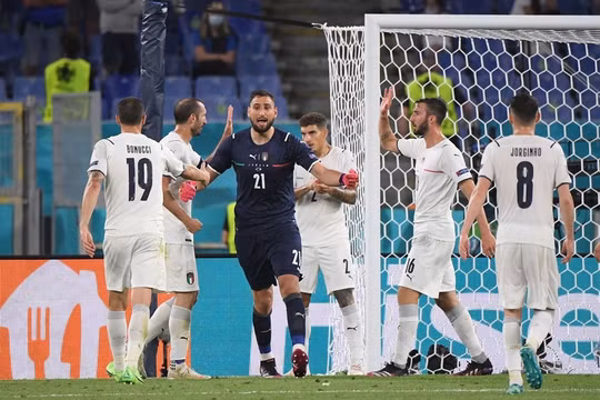 Paris Saint-Germain hoàn tất hợp đồng chiêu mộ Donnarumma