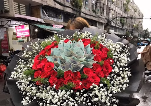 Những bó hoa “độc, lạ” trong ngày Phụ nữ Việt Nam
