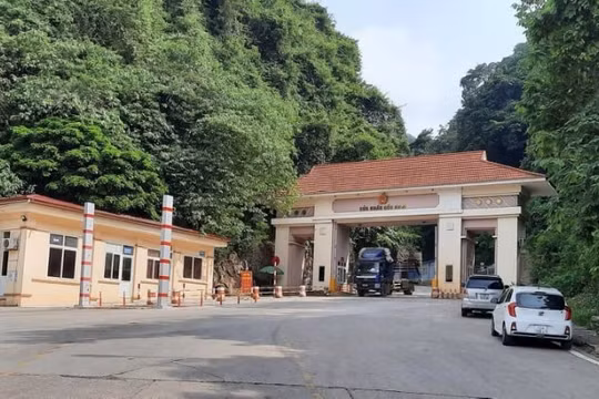 Trung Quốc bất ngờ tạm ngừng xuất nhập khẩu với Việt Nam tại cửa khẩu phụ Cốc Nam