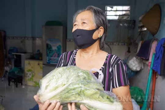Người dân vui mừng livestream khoe nhận được quà hỗ trợ của Công an TP. HCM