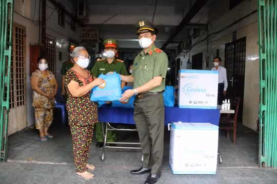 Công an TP. HCM nỗ lực sát cánh "lúc dân cần, dân khó, có công an"