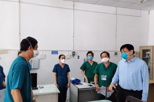 Bộ trưởng Bộ Y tế Nguyễn Thanh Long: Người bệnh khoẻ, ra viện chính là sự tiếp sức cho chúng ta chống dịch