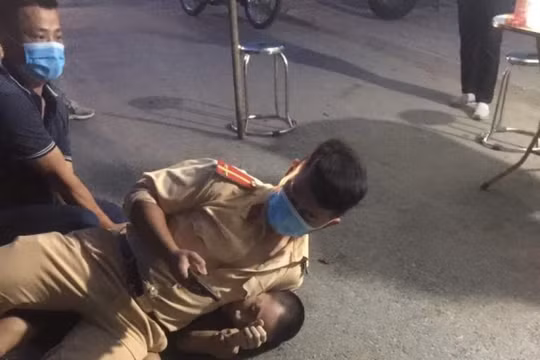 Hà Nội: Nam thanh niên không đeo khẩu trang, "thông chốt" kiểm dịch, đấm CSGT