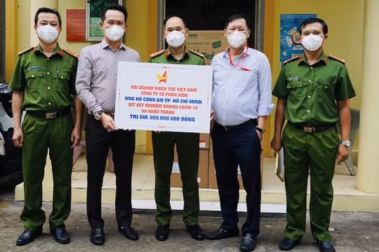 Hội Doanh nhân trẻ Việt Nam tặng kít xét nghiệm nhanh và khẩu trang cho Công an TPHCM