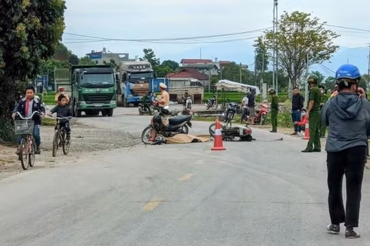 Hai xe máy đấu đầu trên QL.12, 3 người thương vong