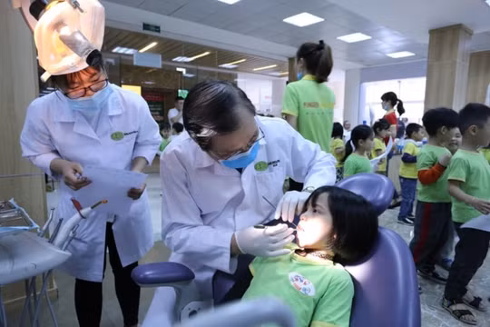 Khoa răng hàm mặt Trường Đại học Kinh doanh và Công nghệ Hà Nội khám, tư vấn miễn phí răng miệng