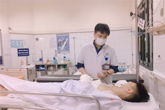 Thái Nguyên: Nam thanh niên mất 4 ngón tay do bị máy công nghiệp nghiền nát