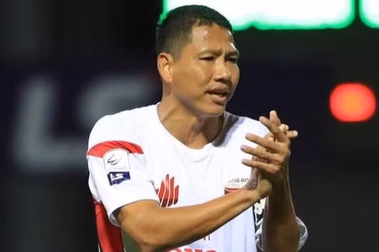 Anh Đức sắm vai người hùng trong trận ra mắt đội hạng Nhất