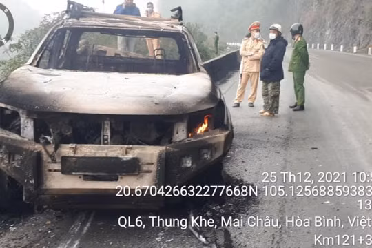 Hòa Bình: Xe bán tải bốc cháy trên quốc lộ 6