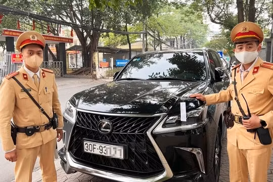 Hà Nội: Phát hiện xe sang đeo biển của xe khác