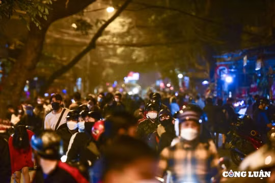 Hà Nội: "Biển người" đi chơi đêm Noel, nhiều tuyến phố ùn tắc kéo dài