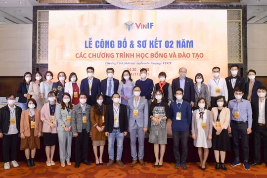 Vingroup trao 40 tỷ  học bổng đào tạo 300 thạc sĩ, tiến sĩ trong nước
