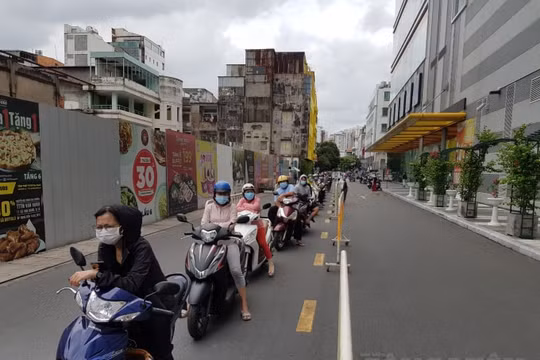 Trước tin đồn thất thiệt TP. HCM sẽ 'lockdown', người dân lại đổ xô mua hàng hoá, thuốc tây