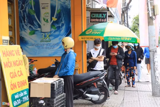 Đổ xô đến các siêu thị mua thực phẩm, người dân TP.HCM phải lấy phiếu, xếp hàng