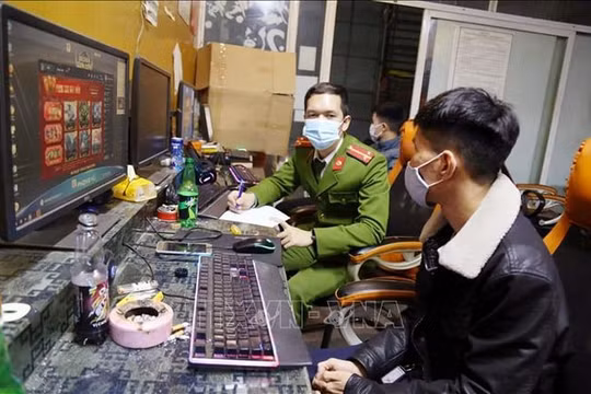 7 thanh niên chơi game trong vùng dịch bị đưa đi cách ly tập trung tự trả phí