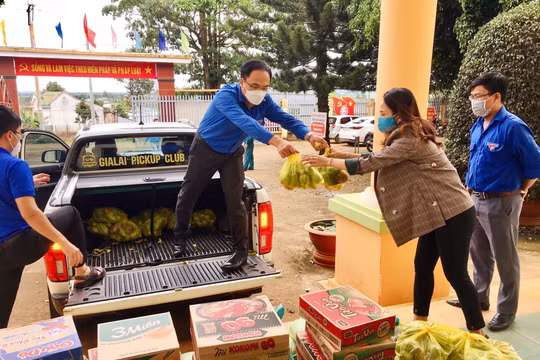 Phóng viên Thông tấn xã nơi tâm dịch: Nối dài những hành trình thiện nguyện