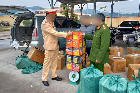 Bắt giữ đối tượng vận chuyển hơn 500kg pháo đi tiêu thụ