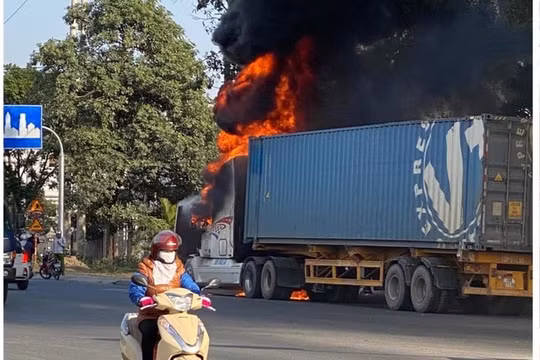 Một xe container bỗng nhiên bốc cháy trên Quốc lộ 18