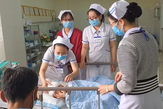 Mẹ bỏ đi nhiều tháng, bé trai 5 tuổi bị bố chém phải khâu hơn 300 mũi