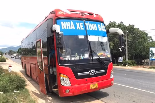 Bắt 5 người Trung Quốc nhập cảnh trái phép trốn dưới gầm xe khách