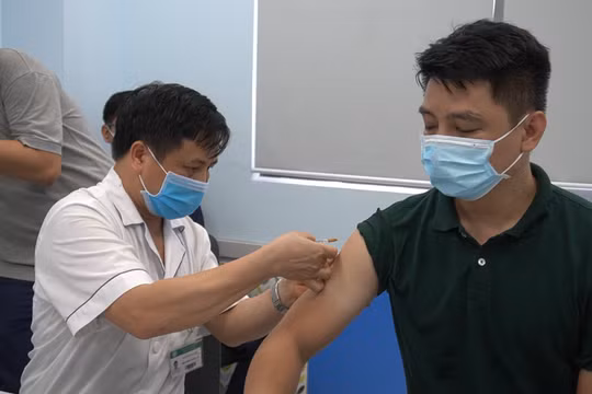 Hà Nội: Tiêm vắc xin Covid-19 cho hàng trăm phóng viên, nhà báo