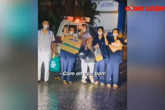 Xúc động hình ảnh các y bác sĩ được nhận món quà ý nghĩa dưới cơn mưa nặng hạt ở Sài Gòn