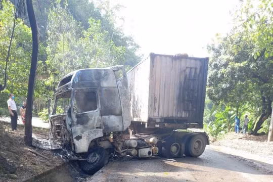 Yên Bái: Xe đầu kéo cháy rụi cabin trên quốc lộ 70
