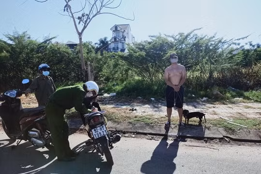 Dắt thú cưng đi dạo, người đàn ông bị đề nghị phạt 7,5 triệu đồng