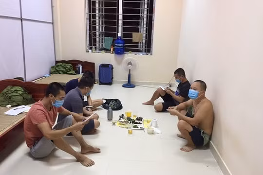 Tụ tập ăn uống trong khu cách ly, 5 người bị xử phạt 37,5 triệu đồng