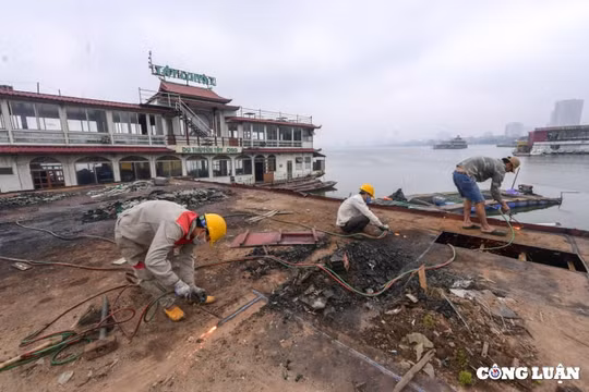 Hà Nội: Cận cảnh tháo dỡ tàu nổi hoang phế nhiều năm ở Hồ Tây