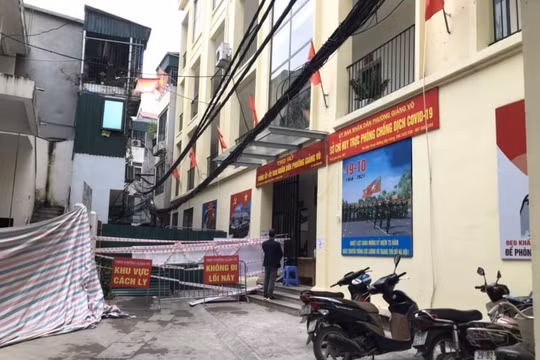Hà Nội: UBND phường lập hàng rào tôn 2 m để ngăn virus SAR - CoV-2 lây lan