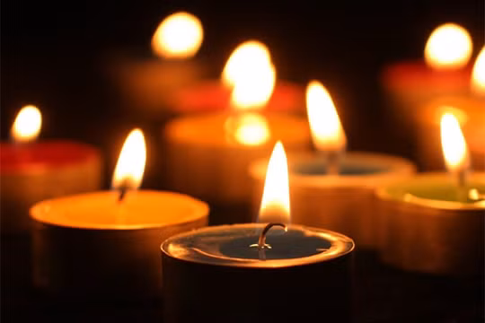 Người dân TP. HCM cùng tắt đèn, thắp nến tưởng niệm các nạn nhân tử vong trong đại dịch Covid-19
