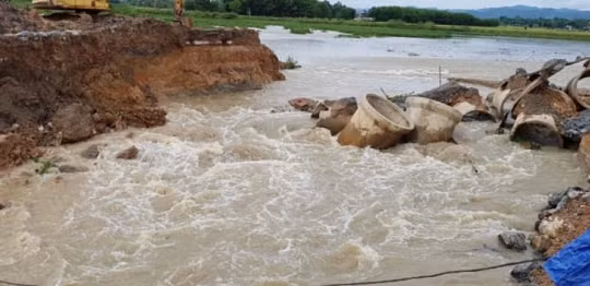 Thanh Hoá: Người dân đi lại khó khăn vì sự cố vỡ đê bao