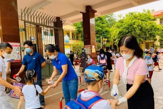 Dịch COVID-19 dần được kiểm soát, hàng loạt địa phương cho học sinh trở lại trường học