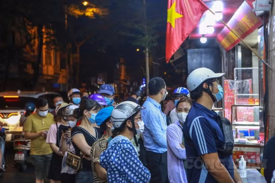 Bảo Phương “nghỉ chơi”, người dân vẫn “rồng rắn” xếp hàng như chưa hề có dịch
