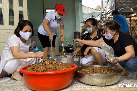Hàng chục nghìn phần quà tiếp sức cho người dân về quê tránh dịch