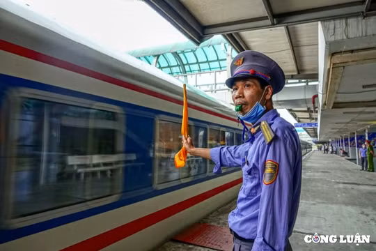Tàu khách Bắc - Nam bắt đầu chạy trở lại, người dân vui mừng khi được về quê