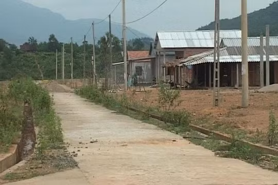 Chủ tịch UBND xã Hải Phúc ký xác nhận hồ sơ đề nghị cấp sổ đỏ trái luật