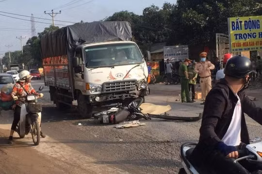 Hà Nội: Đấu đầu xe tải trên tỉnh lộ 414, 2 thanh niên tử vong
